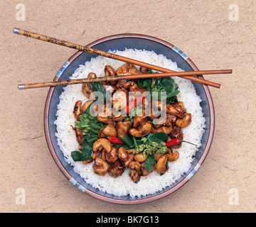 Schweinefleisch mit Cashewnüssen und Paprika auf einem Bett aus weißem Reis. Stockfoto