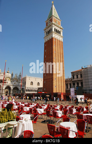 Markusplatz Campanile auf St. Marco Platz, Venedig. Café-Tischen vor. Stockfoto