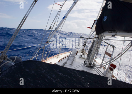 Crealock 34 Herrn Gebet am-Wind- und Triple-gerefften Segeln aus North Carolina nach Saint Martin in der östlichen Karibik Stockfoto