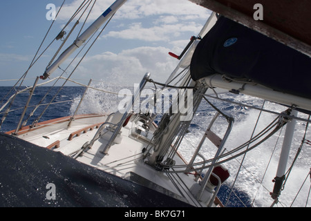 Crealock 34 Herrn Gebet am-Wind- und Triple-gerefften Segeln aus North Carolina nach Saint Martin in der östlichen Karibik Stockfoto