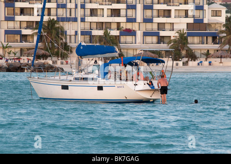 Baden vom Boot vor Anker in Simpson Bay, Sint Maarten Stockfoto