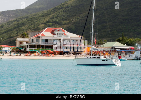 Segelboot auf dem Anker am Grand-Case, Saint-Martin Stockfoto