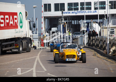 Fahrzeuge, die von der Wightlink Fähre in Yarmouth, Isle of Wight, Hampshire UK fahren, einschließlich Caterham Lotus 7 Autos Stockfoto