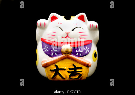 Maneki Neko auf schwarzem Hintergrund Stockfoto