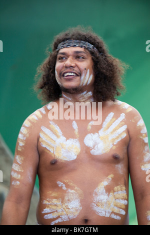 Eine traditionelle Aborigines-Anzeige im Tjapukai Aboriginal Park in der Nähe von Cairns, Queensland, Australien. Stockfoto