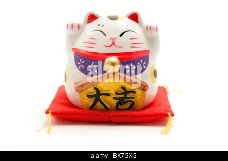 Maneki Neko auf weißem Hintergrund Stockfoto