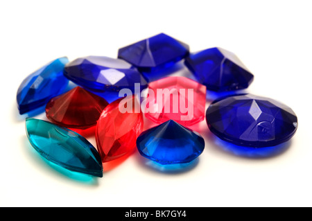 Kunststoff Edelsteine auf weißem Hintergrund Stockfoto