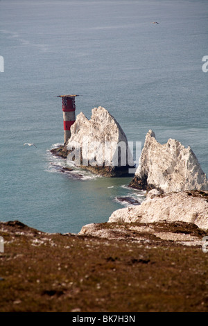 Blick hinunter auf die Needles auf der Isle of Wight, Hampshire, England Großbritannien im April - Needles Leuchtturm und Felskreide Stack Formation Stockfoto