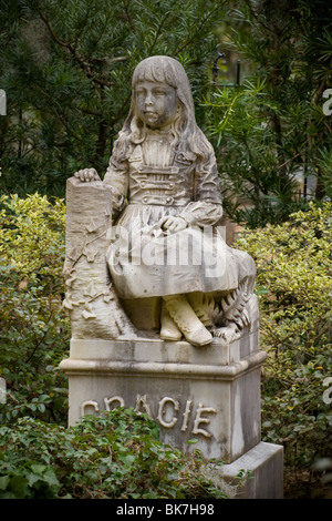 Kleine Gracie, John Walz Bildhauer, eine der Hauptattraktionen auf dem Bonaventure Cemetery in Savannah, Georgia Stockfoto