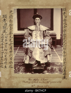 Ältere chinesische Mann trägt seine eigene Grabbeigaben Kleid, China, Asien Stockfoto
