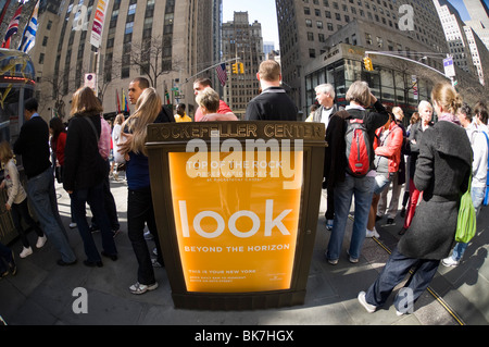 Besucher warten auf Linie für die Einreise in die Top of the Rock Aussichtsplattform auf das Rockefeller Center in New York Stockfoto