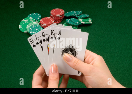 Hand mit Spielkarten Stockfoto