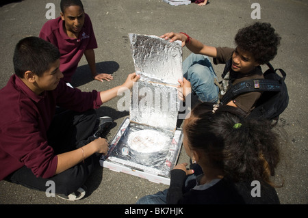 Studenten kochen s' mores in Pizza Box Solaröfen Stockfoto