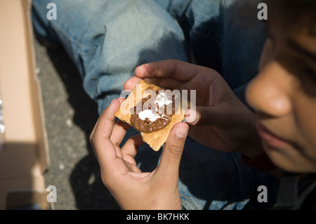 Studenten kochen s' mores in Pizza Box Solaröfen Stockfoto