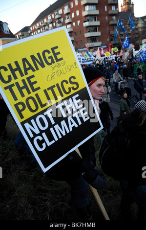 COP 15 Klimagipfel in Kopenhagen. Dänemarks Hauptstadt. der Demonstrator März aus Protest mit einsamen Frauen und ihrer eigenen Botschaft Stockfoto