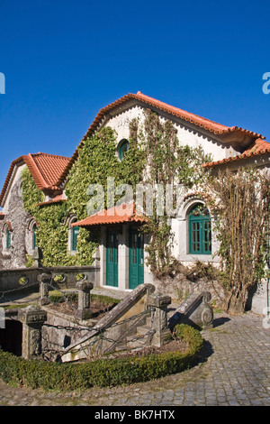 Bilderbuch-rebenbestockten Herrenhaus, Quinta da Aveleda Weinberge und Weinkeller, Vinho Verde Wein Region, Nord-Portugal, Europa. Stockfoto