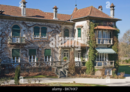 Bilderbuch-rebenbestockten Herrenhaus, Quinta da Aveleda Weinberge und Weinkeller, Vinho Verde Wein Region, Nord-Portugal, Europa. Stockfoto