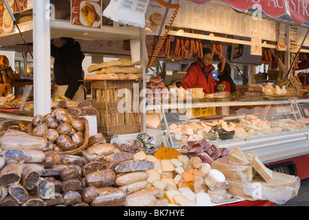 Stall verkauft Käse, Obstkuchen und Würstchen am Weihnachtsmarkt am Maxheinhardtplatz, Salzburg, Österreich, Europa Stockfoto