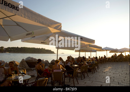 Menschen Sie genießen Sonnenuntergang an Straßencafés in Rovinj, Istrien, Kroatien, Adria, Europa Stockfoto