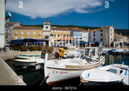 Alte Boote in den Hafen in der Nähe des Hauptplatzes in Cres Stadt auf der Insel Cres, Kvarner Region, Kroatien, Adria, Europa Stockfoto