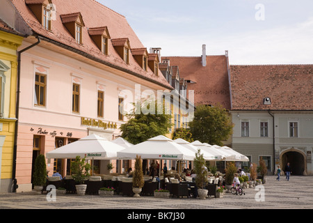 Altbauten und Straßencafé im historischen Zentrum von Sibiu, Piata Mare, Sibiu, Siebenbürgen, Rumänien, Europa Stockfoto