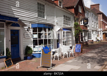 Cafe im 15. Jahrhundert weiße Wetterschenkel Gebäude an der High Street in der Altstadt auf dem Weald, Tenterden, Kent, UK Stockfoto
