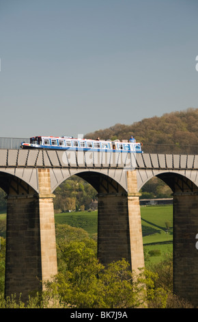 Schmale Boot überqueren Pontcysyllte Aquädukt, UNESCO-Weltkulturerbe, Llangollen Kanal, Wales, Vereinigtes Königreich Stockfoto