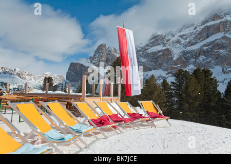 Bunten Liegestühlen außerhalb ein Bergrestaurant, Sella Ronda Skigebiet Val Gardena, Südtirol, Trentino-Alto Adige, Italien Stockfoto