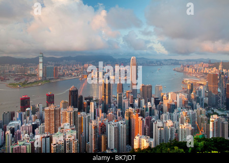 Skyline der Stadt und den Victoria Harbour angesehen vom Victoria Peak, Hong Kong, China, Asien Stockfoto