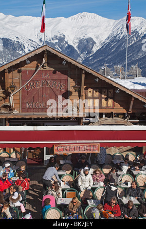 Belebten Café in Courchevel 1850 Skigebiet Tre Valli (Les Trois Vallees), Savoie, Alpen, Frankreich, Europa Stockfoto