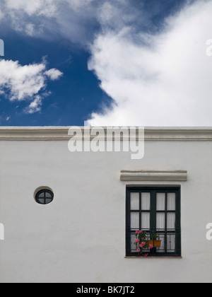 Fassade eines Hauses weißen einfachen mediterranen Stil. Stockfoto