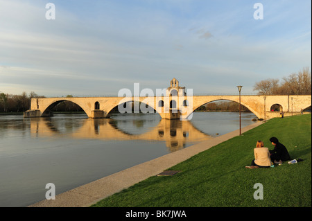 Europa Frankreich Provence The Pont Saint Bénezet auch bekannt als die Pont d ' Avignon ist eine berühmte mittelalterliche Brücke am Fluss Rhone Stockfoto