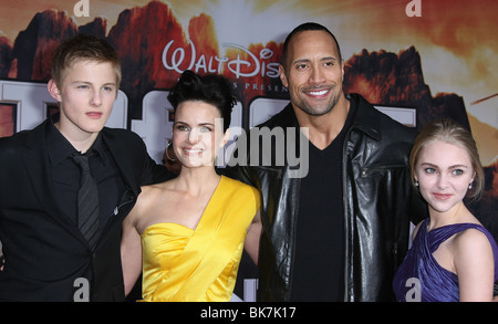 ALEXANDER LUDWIG CARLA GUGINO DWAYNE JOHNSON ANNASOPHIA ROBB RACE TO WITCH MOUNTAIN WELT PREMIERE HOLLYWOOD LOS ANGELES C Stockfoto