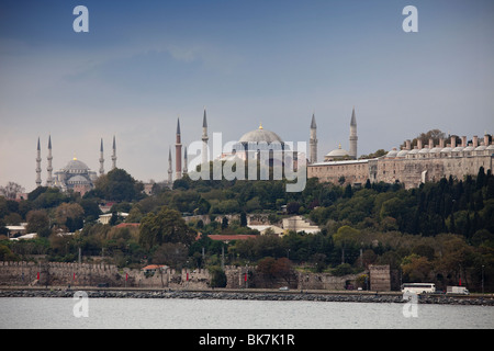 Blaue Moschee (L) und die Hagia Sophia in Istanbul auf einem Kreuzfahrtschiff sind zu sehen. Stockfoto