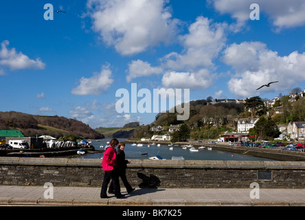 Menschen zu Fuß über die Brücke von Looe in Cornwall.  Foto von Gordon Scammell Stockfoto