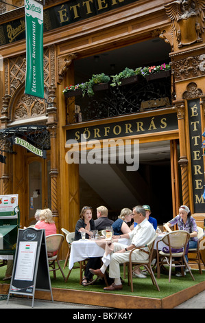 Ein Restaurant in der Fußgängerzone Vaci Straße, Budapest, Ungarn, Europa Stockfoto