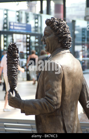 Statue von Tom Murphy Komiker und gebürtiger Sohn Ken Dodd, Liverpool, Merseyside, England, Vereinigtes Königreich, Europa Stockfoto