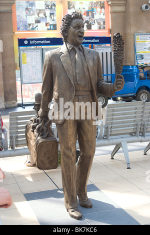 Statue von Tom Murphy Komiker und gebürtiger Sohn Ken Dodd, Liverpool, Merseyside, England, Vereinigtes Königreich, Europa Stockfoto