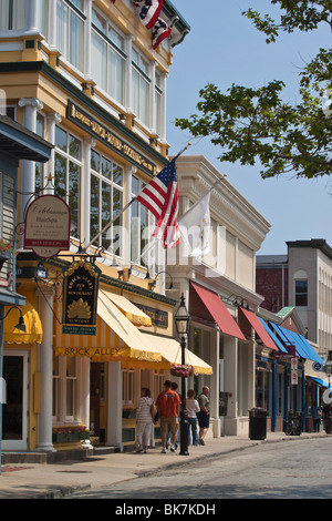 Smartshops und gepflasterte Fahrbahn des beliebten Thames Street im historischen Newport Rhode Island, USA Stockfoto