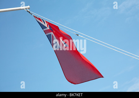 Union Jack-Flagge im Wind auf Masten Stockfoto