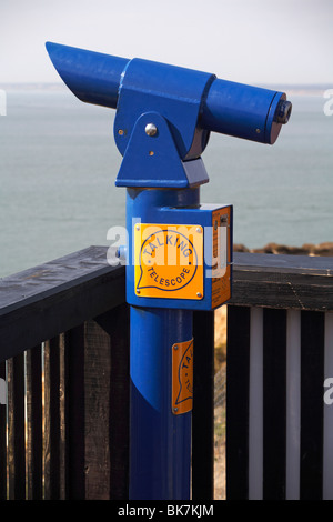 Sprechendes Teleskop für den Blick auf das Meer in Alum Bay, Isle of Wight, Hampshire UK Stockfoto