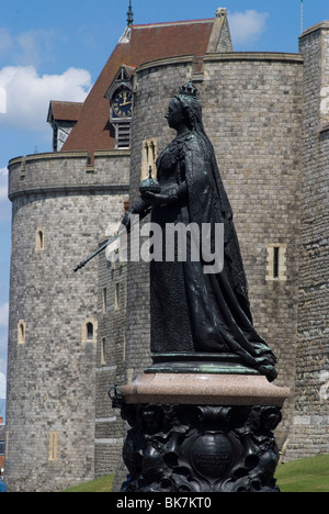 Statue der Königin Victoria, Schloss Windsor, Windsor, Berkshire, England, Vereinigtes Königreich, Europa Stockfoto