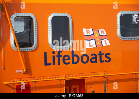 Nahaufnahme der Seite des Rettungsbootes RNLI auf Isle of Wight, Hampshire, Großbritannien im April Stockfoto