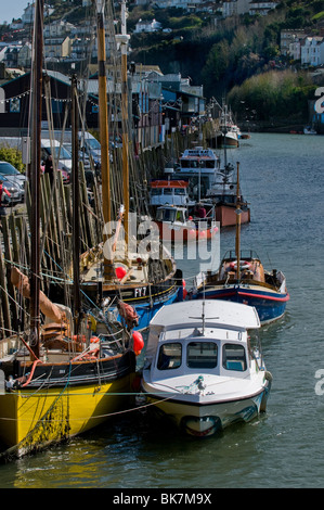 Boote vertäut am Kai auf dem Fluß Looe in Cornwall.  Foto von Gordon Scammell Stockfoto