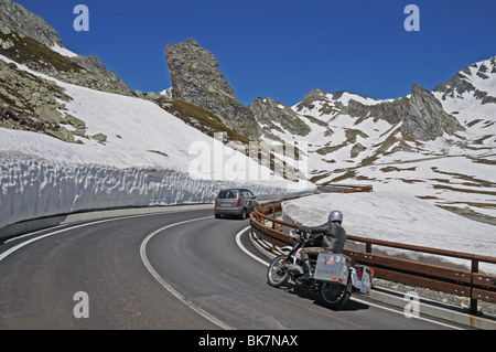 MPV Auto und Motorrad Pass Schnee driften Böschungen auf Aufstieg SS27 Bergstraße führt zu großer St. Bernard Pass Italien Stockfoto