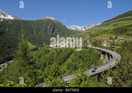 E27 Gran San Bernardo erhöhte Fahrbahn Weg zum großen Sankt Bernhard von Aosta Italien Stockfoto