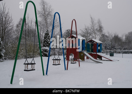 Spielplatz im Schnee, Heston Park West London UK Stockfoto