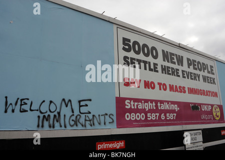 Die UKIP billboard mit anti-Immigration Nachricht 2010 britische allgemeine Wahl. Uneinigkeit in der Debatte über Einwanderung Stockfoto