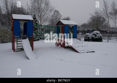 Spielplatz im Schnee, Heston Park West London UK Stockfoto