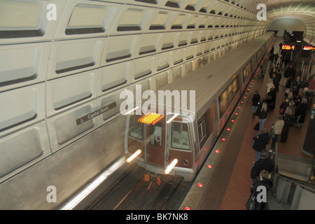 Washington DC, Capitol South Metro Station System, Zug, ankommend, bewegend, Mann Männer männlich, Frau weibliche Frauen, Passagiere Passagiere Fahrer, Plattform, tunn Stockfoto